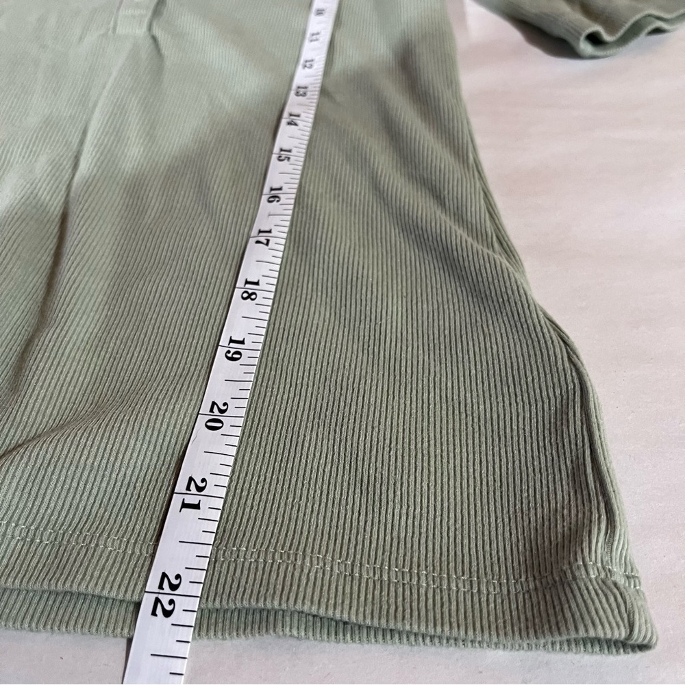 GAP~ Women’s Ribbed Short Sleeve Henley in Desert Sage Green XS - Picture 9 of 9